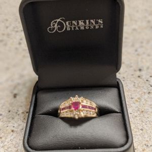 10kt Yellow Gold Ruby Diamond ring